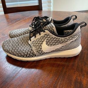 Mens Nike Roshe Run Flyknit sz 11